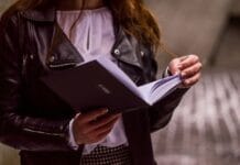 Zabawa w piaskownicy domowej z kaszą manną