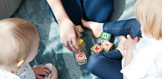 Prywatny żłobek językowy czy niania – co wybrać dla edukacji językowej dziecka?