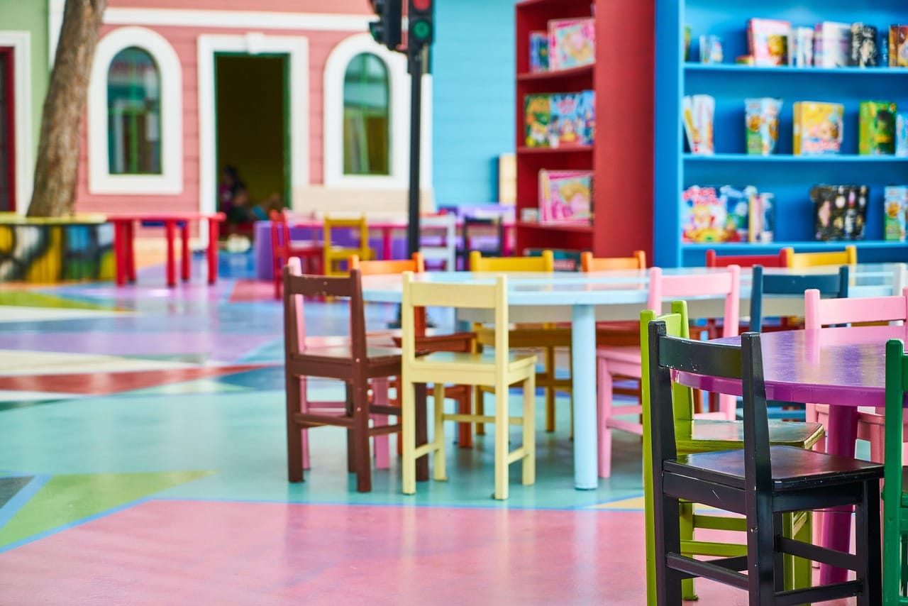 Jak wybrać zabawki edukacyjne do przedszkola lub żłobka, aby dobrze wykorzystać budżet placówki?