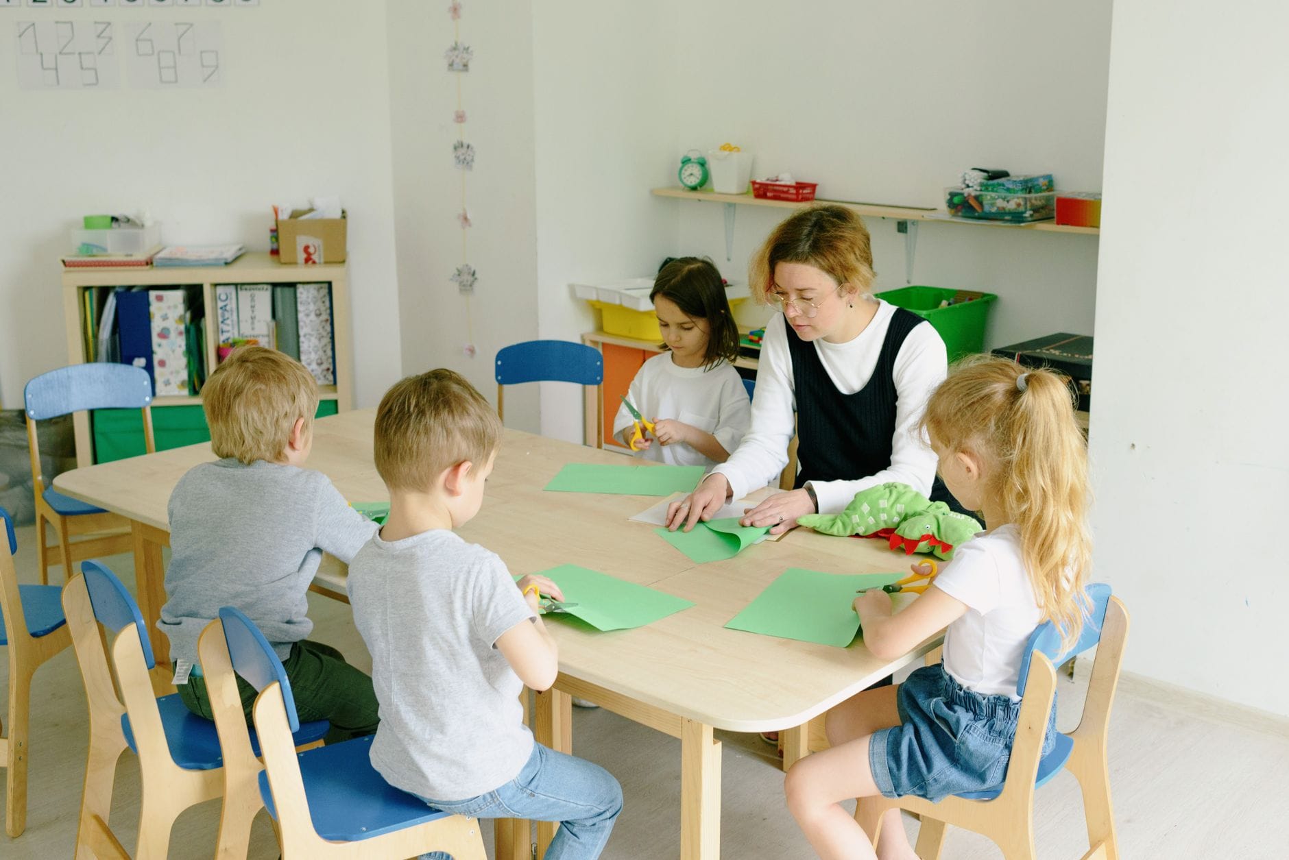 Jak wybrać zabawki edukacyjne do przedszkola lub żłobka, aby dobrze wykorzystać budżet placówki?