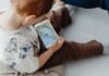 Przedszkolak gra w edukacyjną grę na smartfonie w domu