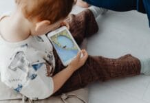 Aplikacje ograniczające czas ekranu u przedszkolaka – jak ich używać bez konfliktów Przedszkolak gra w edukacyjną grę na smartfonie w domu