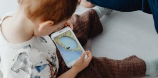 Przedszkolak gra w edukacyjną grę na smartfonie w domu