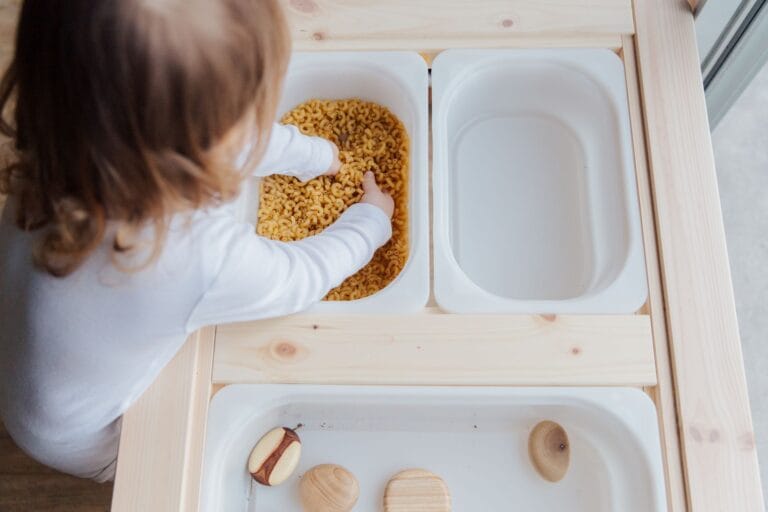 Loose parts w przedszkolu: co kupić, co zebrać i jak zadbać o bezpieczeństwo?