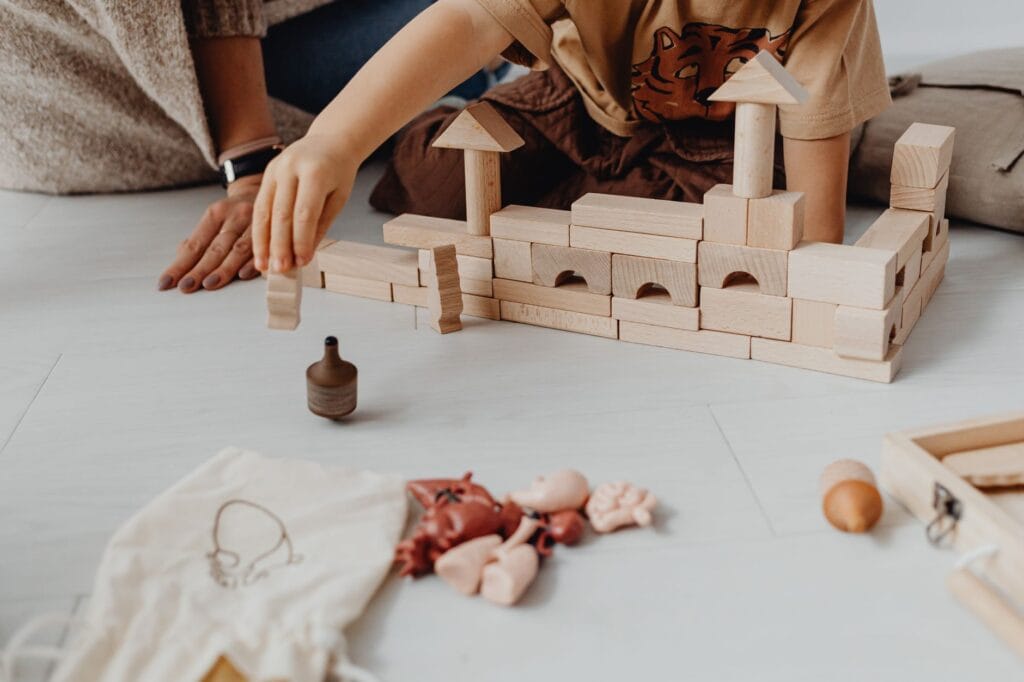 Loose parts w przedszkolu: co kupić, co zebrać i jak zadbać o bezpieczeństwo?